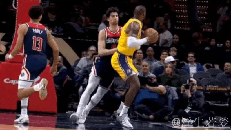 福克斯强突中路迎三人防守高难度上篮得手 福克斯强突中路迎三人防守高难度上篮得手